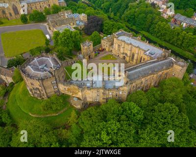 Durham Castle ist ein Schloss im normannischen Stil im historischen Stadtzentrum von Durham, England, Großbritannien. Das Durham Castle and Cathedral ist ein UNESCO-Weltkulturerbe Stockfoto