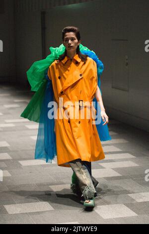 Tokio, Japan. 1. September 2022. Runway-Modell, 1. September 2022 - Mode : Rakuten Fashion Week Tokyo 2023 S/S präsentierte die Runway Show „Requal“ auf der Omotesando Hills in Tokio, Japan. Quelle: Michael Steinebach/AFLO/Alamy Live News Stockfoto