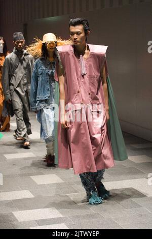 Tokio, Japan. 1. September 2022. Runway-Modell, 1. September 2022 - Mode : Rakuten Fashion Week Tokyo 2023 S/S präsentierte die Runway Show „Requal“ auf der Omotesando Hills in Tokio, Japan. Quelle: Michael Steinebach/AFLO/Alamy Live News Stockfoto