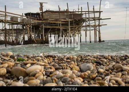 Bild eines Kieselstrandes mit Überlauf-Hintergrund. Urlaub in Abruzzen Italien an der trabocchi Küste. Stockfoto