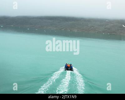 Spektakuläre Aussicht auf den Gletscher mit Zodiac-Booten im Vordergrund. Samarin-Breen-Gletscher.Hornsund-Fjord, Spitzbergen, Norwegen. Juli 28,2022 Stockfoto