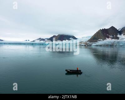 Spektakuläre Aussicht auf den Gletscher mit Zodiac-Booten im Vordergrund. Samarin-Breen-Gletscher.Hornsund-Fjord, Spitzbergen, Norwegen. Juli 28,2022 Stockfoto