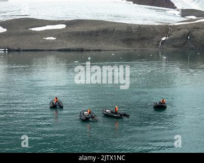 Spektakuläre Aussicht auf den Gletscher mit Zodiac-Booten im Vordergrund. Samarin-Breen-Gletscher.Hornsund-Fjord, Spitzbergen, Norwegen. Juli 28,2022 Stockfoto