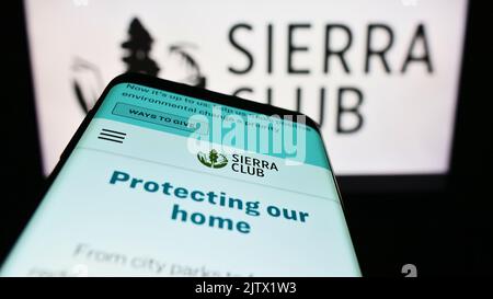 Mobiltelefon mit Website der US-Umweltorganisation Sierra Club auf dem Bildschirm vor dem Logo. Konzentrieren Sie sich auf die obere linke Seite des Telefondisplays. Stockfoto