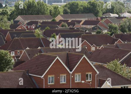 Aktenfoto vom 19/08/14 von einer Ansicht von Häusern in Thamesmead, Südosten Londons. Die Immobilienpreise dürften im nächsten Jahr stagniert, da die Inflation weiterhin beißt und die Hypothekenzinsen steigen, aber die Mietpreise werden trotz des Drucks auf die Erschwinglichkeit der Mieter, den ein Immobilien- und Vermietungsagent vorhergesagt hat, weiter steigen. Ausgabedatum: Freitag, 2. September 2022. Stockfoto