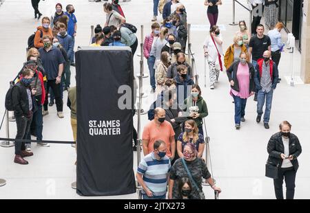 Foto vom 24/06/2021 von Menschen, die bei der Eröffnung des St James Quarter Shopping Centers in Edinburgh Schlange stehen. Im letzten Monat konnte die Zahl der Einkäufer am „seltsamen“ Anstieg der Besucherzahlen verzeichnet werden, obwohl die Besuche nach den neuesten Zahlen deutlich unter dem Niveau vor der Pandemie lagen. Daten des Scottish Retail Consortium (SRC)-Sensormatic IQ zeigten, dass die schottische Fußabfallquote im August gegenüber vor drei Jahren um 14,8 Prozent zurückgegangen war, aber 1,7 Prozent besser als im Juli dieses Jahres. Ausgabedatum: Freitag, 2. September 2022. Stockfoto