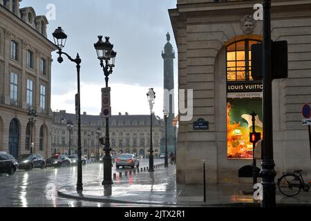 Der majestätische Place Vendome mit der Säule Napoleon I. ist eines der wichtigsten Wahrzeichen im Stadtzentrum, Paris FR Stockfoto