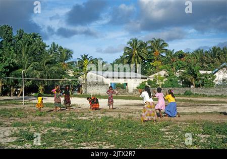 Junge Mädchen spielen mit einem Ball, Heimatinsel Mahembadhoo, Malediven, Indischer Ozean, Asien Stockfoto