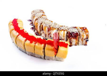 Sushi Drachen Set Mix. Zwei verschiedene Drachen-Sushi-Rollen auf weißem Hintergrund. Stockfoto