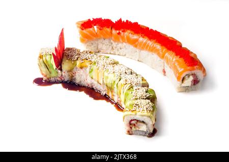 Sushi Drachen Set Mix. Zwei verschiedene Drachen-Sushi-Rollen auf weißem Hintergrund. Stockfoto
