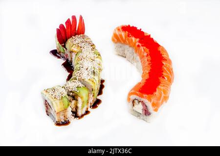 Sushi Drachen Set Mix. Zwei verschiedene Drachen-Sushi-Rollen auf weißem Hintergrund. Stockfoto