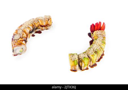 Sushi Drachen Set Mix. Zwei verschiedene Drachen-Sushi-Rollen auf weißem Hintergrund. Stockfoto