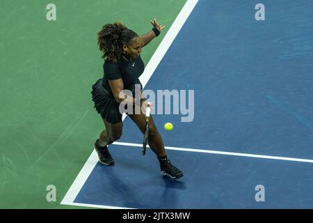 Serena Williams in Aktion mit Venus Williams während der 1. Runde der Frauen verdoppelt US Open Championships gegen Lucie Hradecka und Linda Noskova aus der Tschechischen Republik im Billie Jean King National Tennis Center Stockfoto