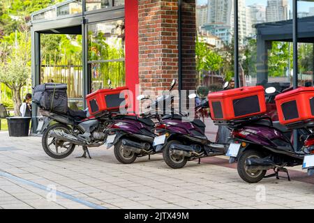 Lebensmittelzustellung Motorrad mit isothermer Box auf der Straße geparkt Stockfoto