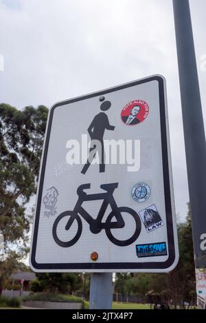 Ein symbolbasiertes Schild ohne Worte, das auf einen gemeinsamen Fahrrad- oder Fahrrad- und Fußgängerweg in Sydney, Australien, hinweist Stockfoto