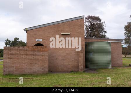 Ein Backstein- und Stahldach, öffentliche Toilette neben dem Hawthorn Canal in Haberfield, New South Wales, Australien Stockfoto