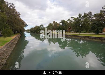 Der Hawthorne Canal, der 1891 nach der Agitation im NSW-Parlament im Jahr 1890 durch John Hawthorn erbaut wurde, mündet über Parramatta R. in den Hafen von Sydney Stockfoto