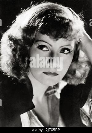 Greta Garbo in Susan Lennox, her Fall and Rise (1931) Französische Postkarte von Europa, nein 1037. Foto von Clarence Sinclair Bull Werbefoto. Stockfoto