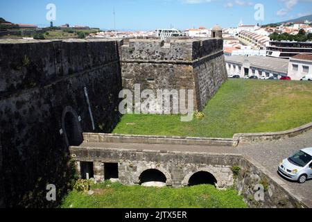 Fort von Sao Sebastiao, Stadtteil der Eckbastion und Steinbrücke über den Graben, Angra do Heroismo, Terceira, Azoren, Portugal Stockfoto