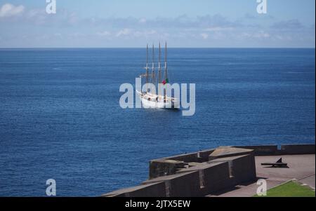 Meerblick vom Fort von Sao Sebastiao, Teil der Eckbastion, Hochschiff vor Anker, Angra do Heroismo, Terceira, Portugal Stockfoto