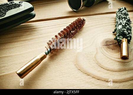 Set von Werkzeugen für die Reinigung und Reparatur von Waffen in der Werkstatt Stockfoto