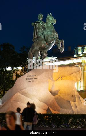 RUSSLAND, PETERSBURG - 18. AUG 2022: Nachtdenkmal Reiter peter Bronze Monarch petersburg Wahrzeichen Stadt, aus dem Reisehimmel von Great und saint First Stockfoto