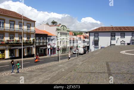 Rua da SE, Hauptstraßen im historischen Zentrum der Stadt, Blick von den Stufen der Kathedrale, Angra do Heroismo, Terceira, Azoren, Portugal Stockfoto