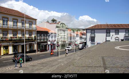 Rua da SE, Hauptstraßen im historischen Zentrum der Stadt, Blick von den Stufen der Kathedrale, Angra do Heroismo, Terceira, Azoren, Portugal Stockfoto