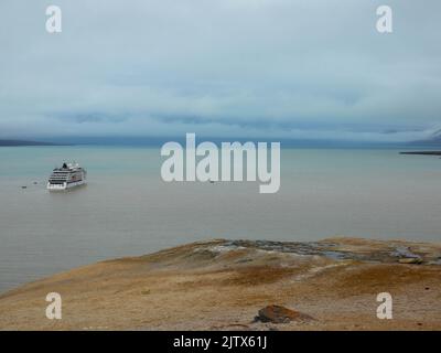 Panoramablick auf die arktische Meereslandschaft mit dem Expeditionsschiff MS Hanseatic Spirit. Palanderbukta, Spitzbergen, Norwegen. 27. Juli 2022 Stockfoto