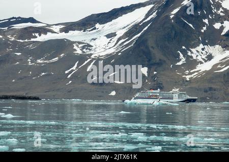 Expeditionsschiff MS Hanseatic Spirit vor einem Gletscher. Spitzbergen, Norwegen. 27. Juli 2022 Stockfoto