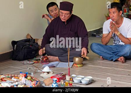 Buddhistische Opfergabe und Weihrauch im vietnamesischen Haus, Hai Phong, Vietnam Stockfoto