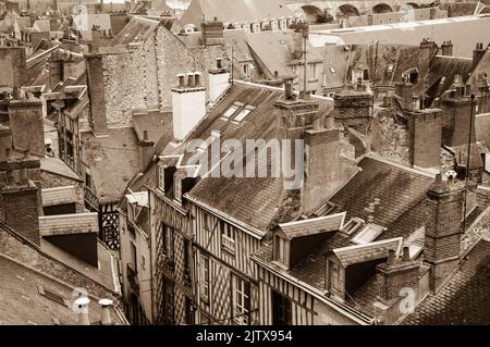 Dächer der mittelalterlichen Stadt Blois im Loire-Tal. Val de Loire, Frankreich. Sepia historisches Foto. Stockfoto