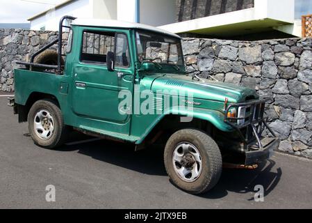 Toyota Land Cruiser Pickup Truck, 1970-s und 1980-s FJ43 Modell, geparkt auf einer schrägen Asphaltstraße, Cinco Ribeiras, Terceira, Azoren, Portugal Stockfoto