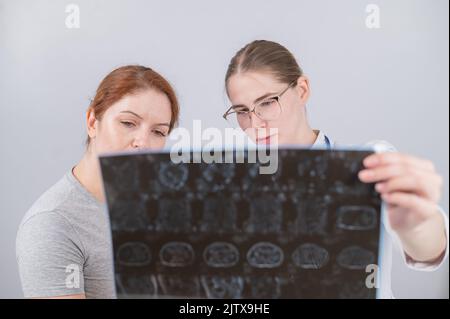 Ärztin erklärt der Patientin die mrt der inneren Organe. Stockfoto