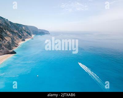 Luftaufnahme des Strandes von Egremni auf der Insel Lefkada. Schnellboot auf blauem Wasser Stockfoto