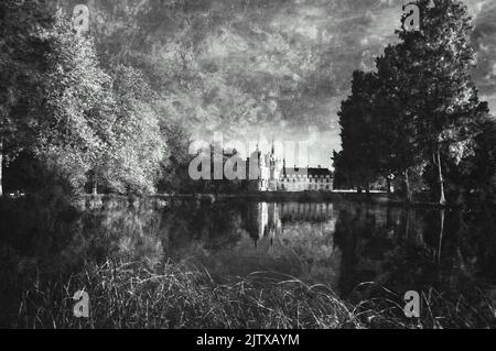 Blick auf das Schloss Chantilly, das sich im Pool, umgeben von Parkbäumen, widerspiegelt. Frankreich. Retro gealtertes Foto mit Kratzern. Schwarz und Weiß. Stockfoto