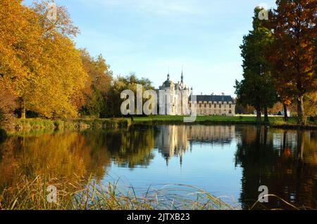 Blick auf das Schloss Chantilly, das sich im Pool, umgeben von Parkbäumen, widerspiegelt. Herbst. Frankreich. Stockfoto