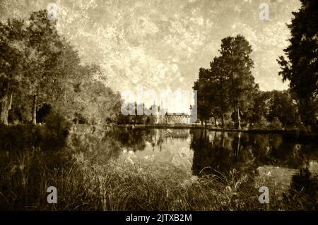 Blick auf das Schloss Chantilly, das sich im Pool, umgeben von Parkbäumen, widerspiegelt. Frankreich. Retro gealterte Sepia Foto mit Kratzern. Stockfoto