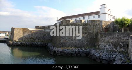 Sao Bras Fort, östliche Höhe mit Blick auf den Hafen, Blick am frühen Abend, Ponta Delgada, Portugal Stockfoto