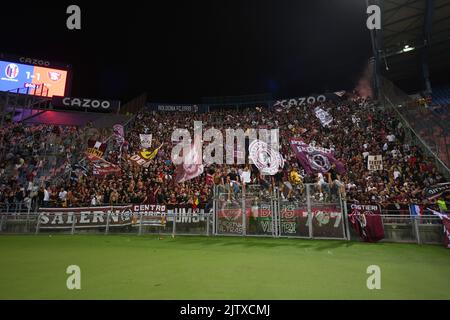 Florenz, Italien. 03. September 2022. Fans von Salernitana während des Spiels ACF Fiorentina gegen Juventus FC, italienische Fußballserie A in Florenz, Italien, September 03 2022 Quelle: Independent Photo Agency/Alamy Live News Stockfoto
