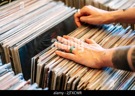 Musikgeschäft für Schallplatten. Kauf von alten Schallplatten. Musik, alte Schule, Retro-Konzept. Hochwertige Fotos Stockfoto