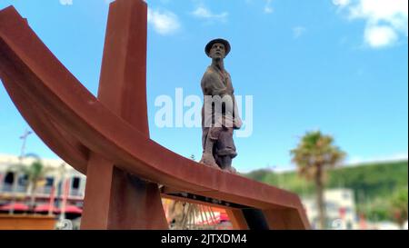 Denkmal für die Männer des Meeres, am Ufer der Stadt Praia Grande, Praia da Vitoria, Terceira, Azoren, Portugal Stockfoto