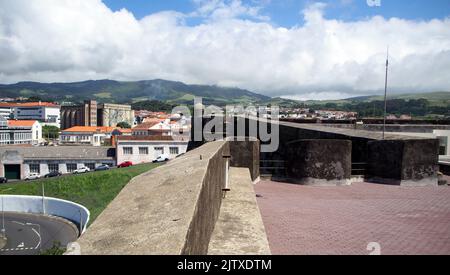 Eckbastion des Fort Sao Sebastiao, Blick auf die Stadt und die Berge im Hintergrund, Angra do Heroismo, Terceira, Azoren, Portugal Stockfoto