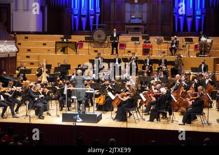 (220902) -- AUCKLAND, 2. September 2022 (Xinhua) -- das Foto vom 1. September 2022 zeigt das Orchesterkonzert „East meets West“ im Auckland Town Hall in Auckland, Neuseeland. Das Orchesterkonzert „East meets West“, das am Donnerstagabend im Rathaus von Auckland stattfand, beeindruckte das neuseeländische Publikum mit klassischen chinesischen Musikwerken. Das Konzert ist Teil von „Image China“, einer kulturellen Austauschinitiative der China Arts and Entertainment Group, die das Ziel hat, traditionelle und zeitgenössische chinesische darstellende Kunst dem Publikum weltweit vorzustellen. ZUM KONZERT in Neuseeland mit Stockfoto