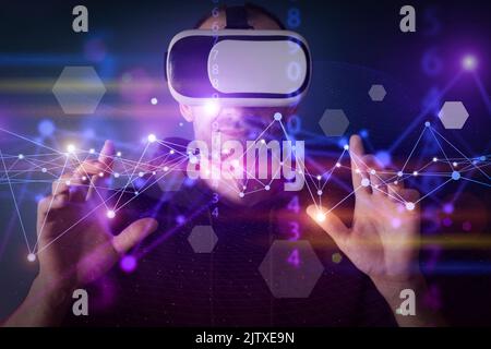 VR-Technologie digitaler Hintergrund. Der Mensch nutzt eine Virtual-Reality-Brille und interagiert mit 3D holografischen Neon-Daten. Metaverse, futuristisches, Cyber-Spielkonzept. Hochwertige Fotos Stockfoto