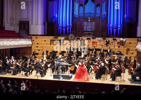 (220902) -- AUCKLAND, 2. September 2022 (Xinhua) -- die neuseeländische Sopranistin Christina Ellison spielt das neuseeländische traditionelle Maori-Lied Pokarekara Ana während des Orchesterkonzerts „East meets West“ im Auckland Town Hall in Auckland, Neuseeland, am 1. September 2022. Das Orchesterkonzert „East meets West“, das am Donnerstagabend im Rathaus von Auckland stattfand, beeindruckte das neuseeländische Publikum mit klassischen chinesischen Musikwerken. Das Konzert ist Teil von „Image China“, einer kulturellen Austauschinitiative der China Arts and Entertainment Group, die traditionelle und zeitgenössische Chine vorstellen soll Stockfoto