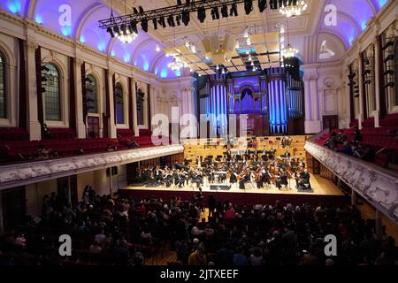 (220902) -- AUCKLAND, 2. September 2022 (Xinhua) -- das Foto vom 1. September 2022 zeigt das Orchesterkonzert „East meets West“ im Auckland Town Hall in Auckland, Neuseeland. Das Orchesterkonzert „East meets West“, das am Donnerstagabend im Rathaus von Auckland stattfand, beeindruckte das neuseeländische Publikum mit klassischen chinesischen Musikwerken. Das Konzert ist Teil von „Image China“, einer kulturellen Austauschinitiative der China Arts and Entertainment Group, die das Ziel hat, traditionelle und zeitgenössische chinesische darstellende Kunst dem Publikum weltweit vorzustellen. ZUM KONZERT in Neuseeland mit Stockfoto