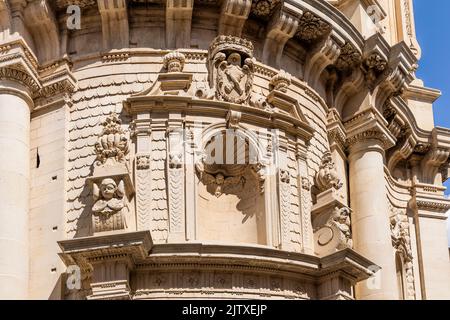 Die reich verzierte façade der Kirche von San Matteo, Stadtzentrum von Lecce, Salento, Region Apulien, Süditalien Stockfoto