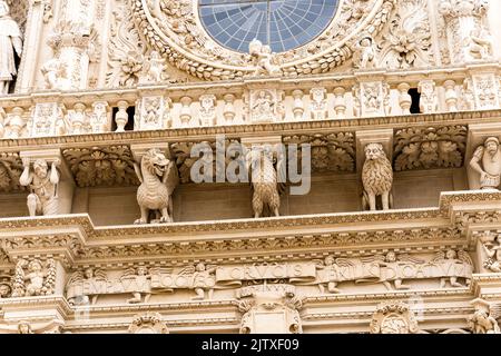 Die reich verzierte façade der Basilika Santa Croce mit Statuen, Säulen und Rosenfenster in Lecce, Salento, Region Apulien, Süditalien Stockfoto