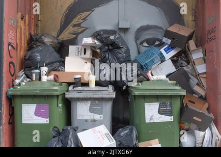 Müll stapelte sich am 31. August 2022 vor einem Wandgemälde in der Hope Street im Stadtzentrum von Glasgow, was Unternehmen und die öffentliche Gesundheit beeinträchtigte. Stockfoto